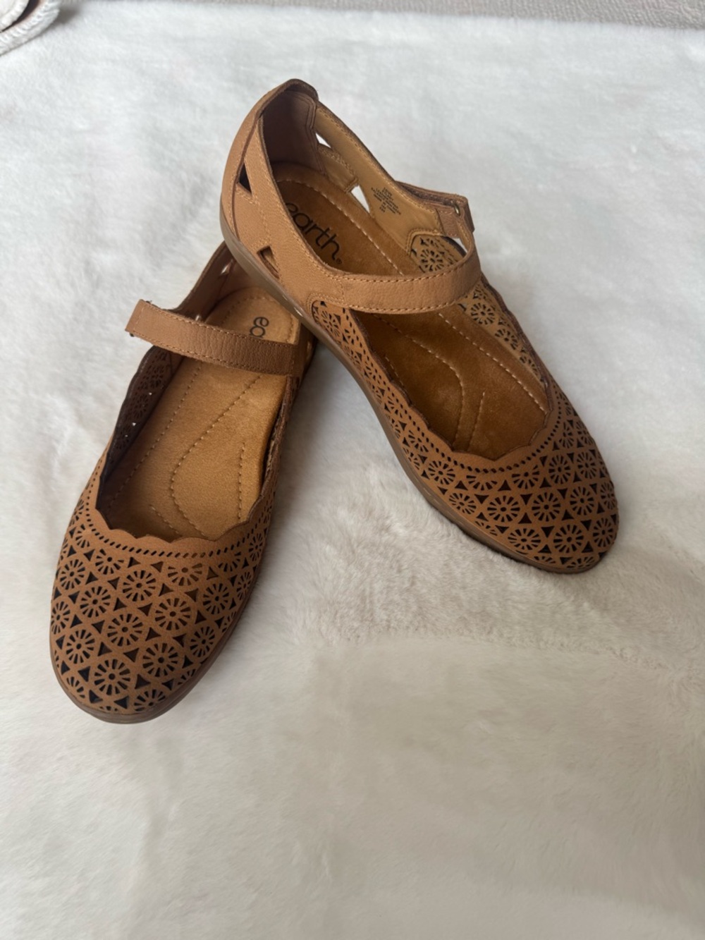 Earth Women's Lady Tan Laser-Cut Mary Jane Flats Size 10W